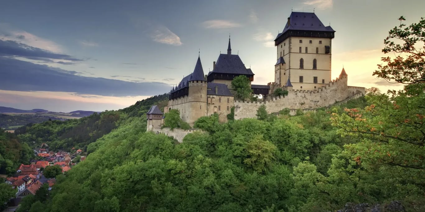 Kvíz: Poznej nejkrásnější české hrady z fotek. Dáme ti na výběr 3 možnosti. Kdo splete víc než dva, měl by se stydět