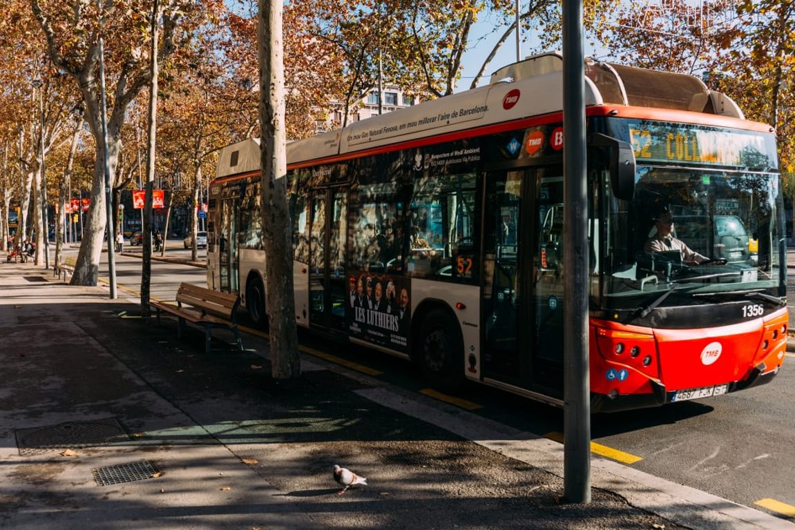 Malé dítě nepřestávalo plakat a nikdo netušil proč. Pak řidič řekl do mikrofonu něco, co ztichlo celý autobus