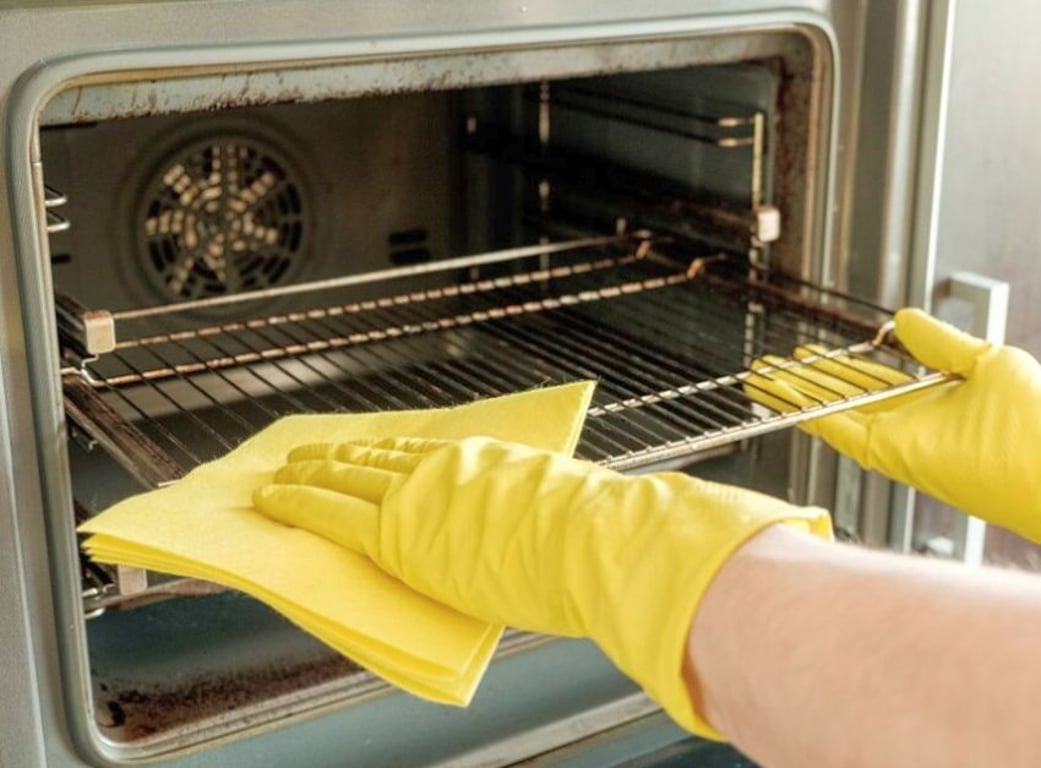 Jednoduchý trik na čištění trouby