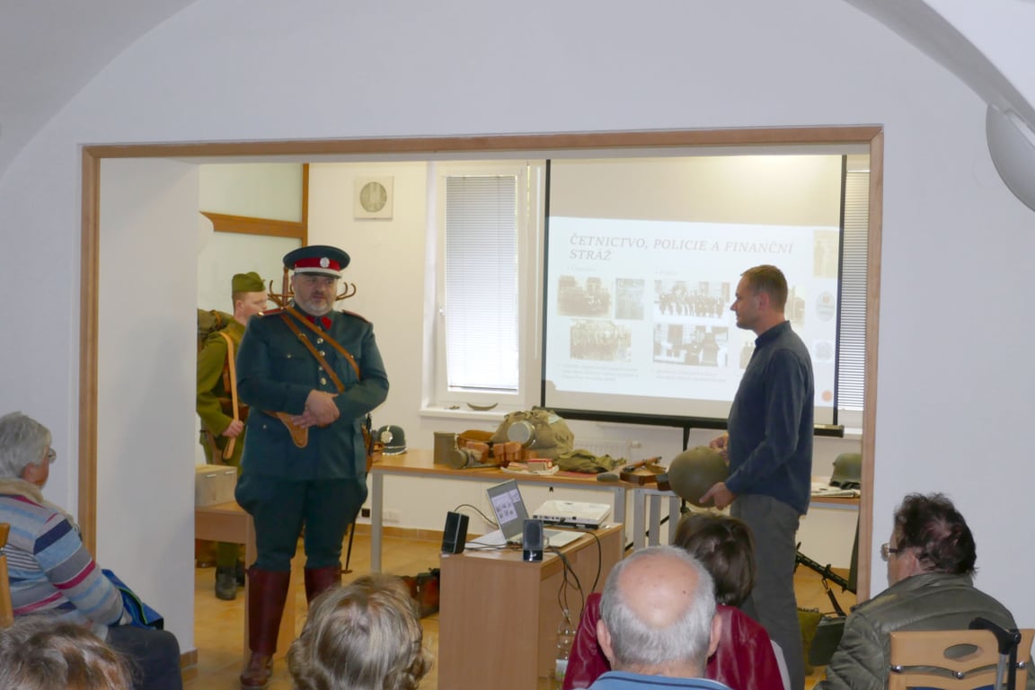 FOTO: V Lukách se vyprávělo o konci první republiky, lidé viděli i dobové uniformy