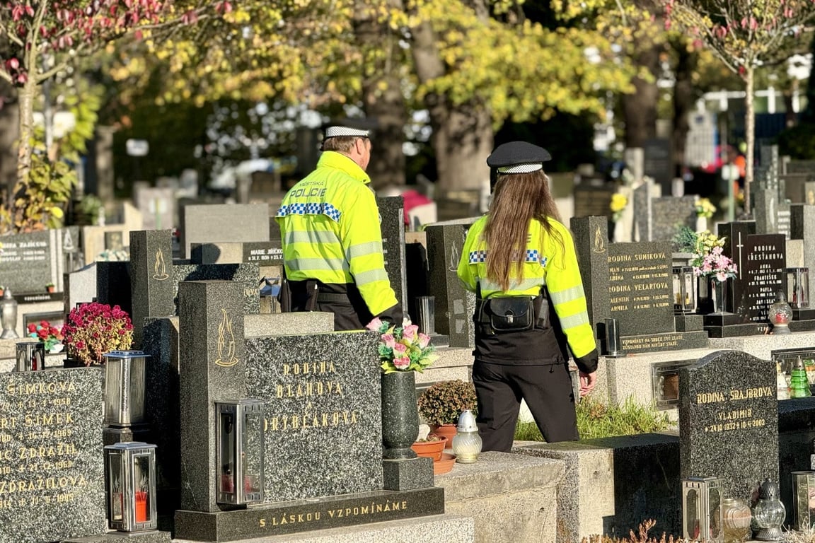 Strážníci kvůli Dušičkám od dnešního dne zesílí dohled na hřbitovech v Ostravě