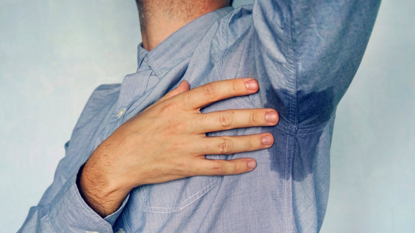 Nadměrné pocení může být víc než jen nepříjemnost. Lékaři varují, že jde o varovný signál, který se nevyplácí ignorovat