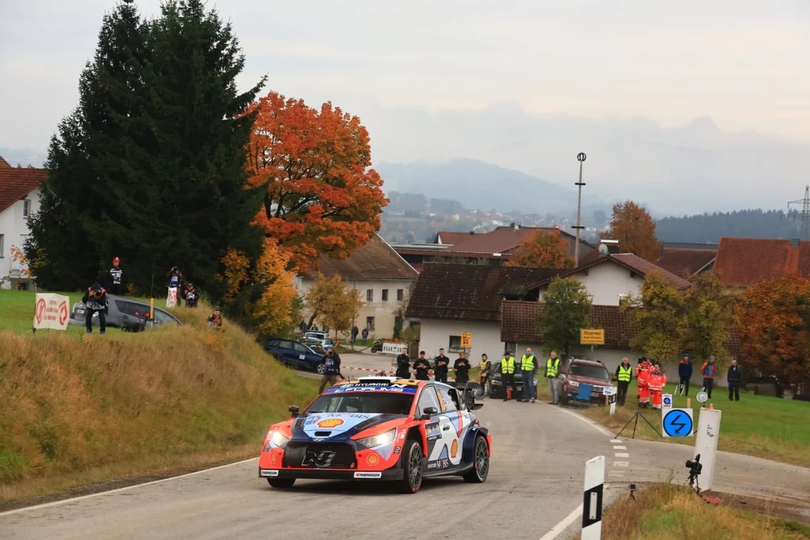 Rovanperä míří za vítězstvím ve Středoevropské rallye, Ogiera zbrzdila havárie