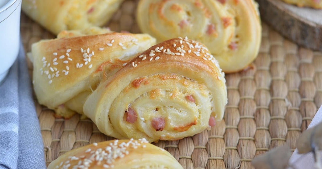 Doma musím dělat tyto sýrové trojúhelníčky z dvojité dávky, protože polovina zmizí hned, jak je vytáhnu z trouby