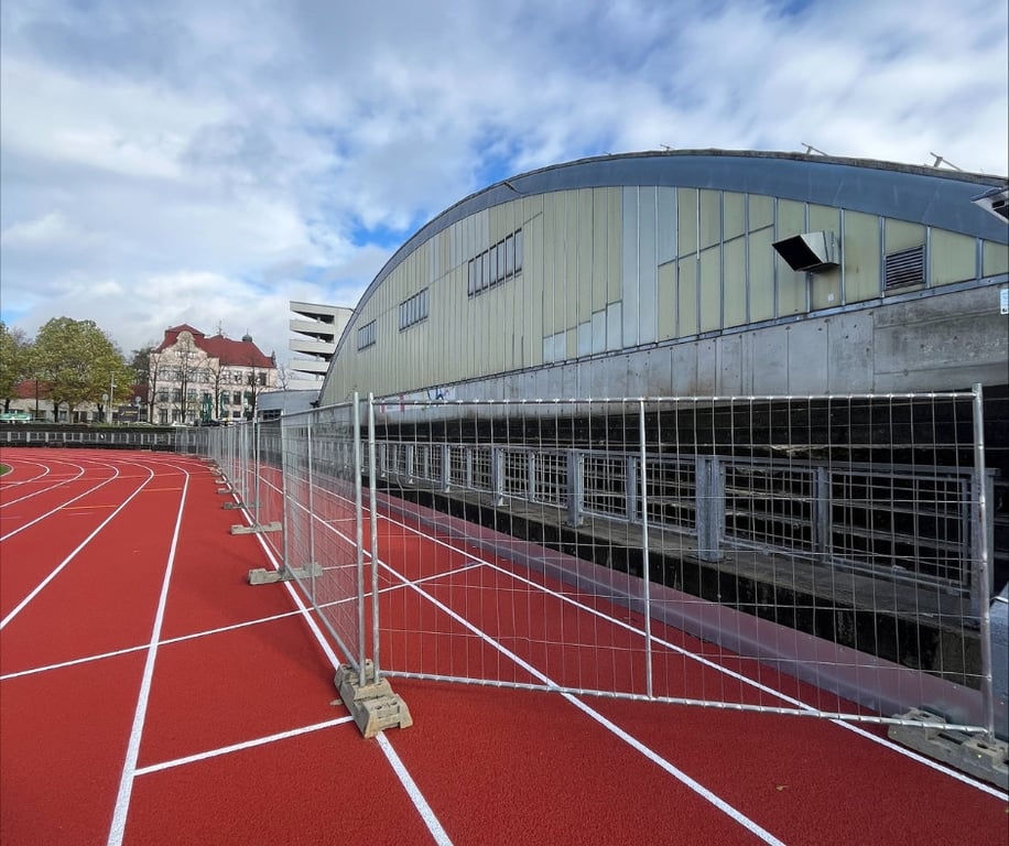 Kolem Svijanské Arény jsou instalovány ochranné ploty, zatím je v provozu