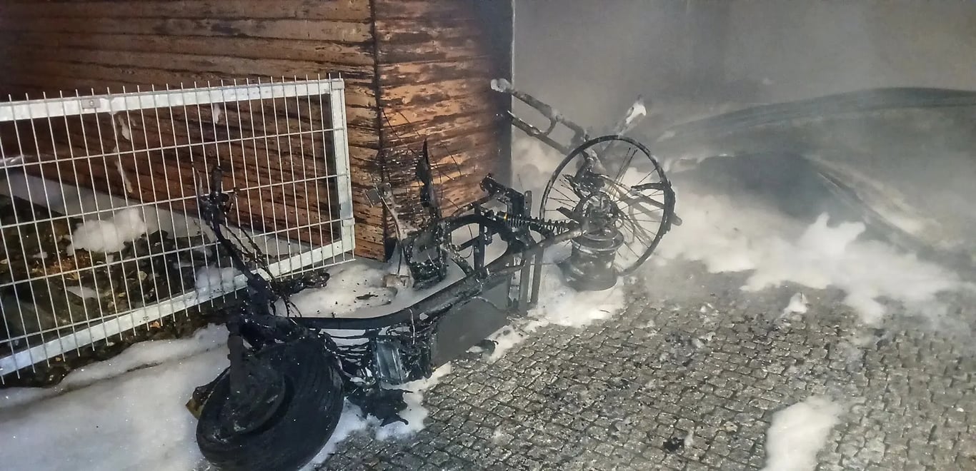 Požár garáže na Plzeňsku způsobila elektrokoloběžka