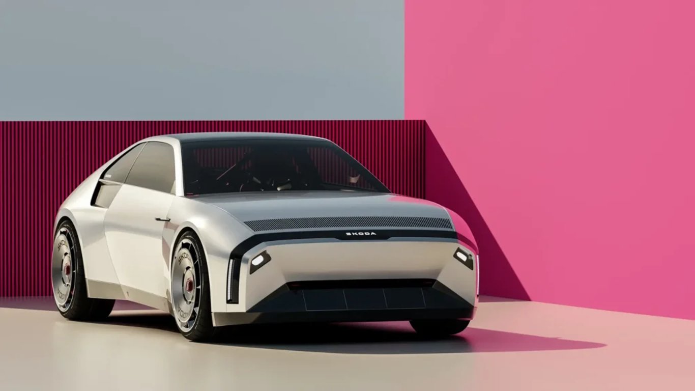 Pamatujete na nejúžasnější auto socialismu? Škoda vzkřísila legendu. Pokochejte se zbrusu novým 110 R coupé