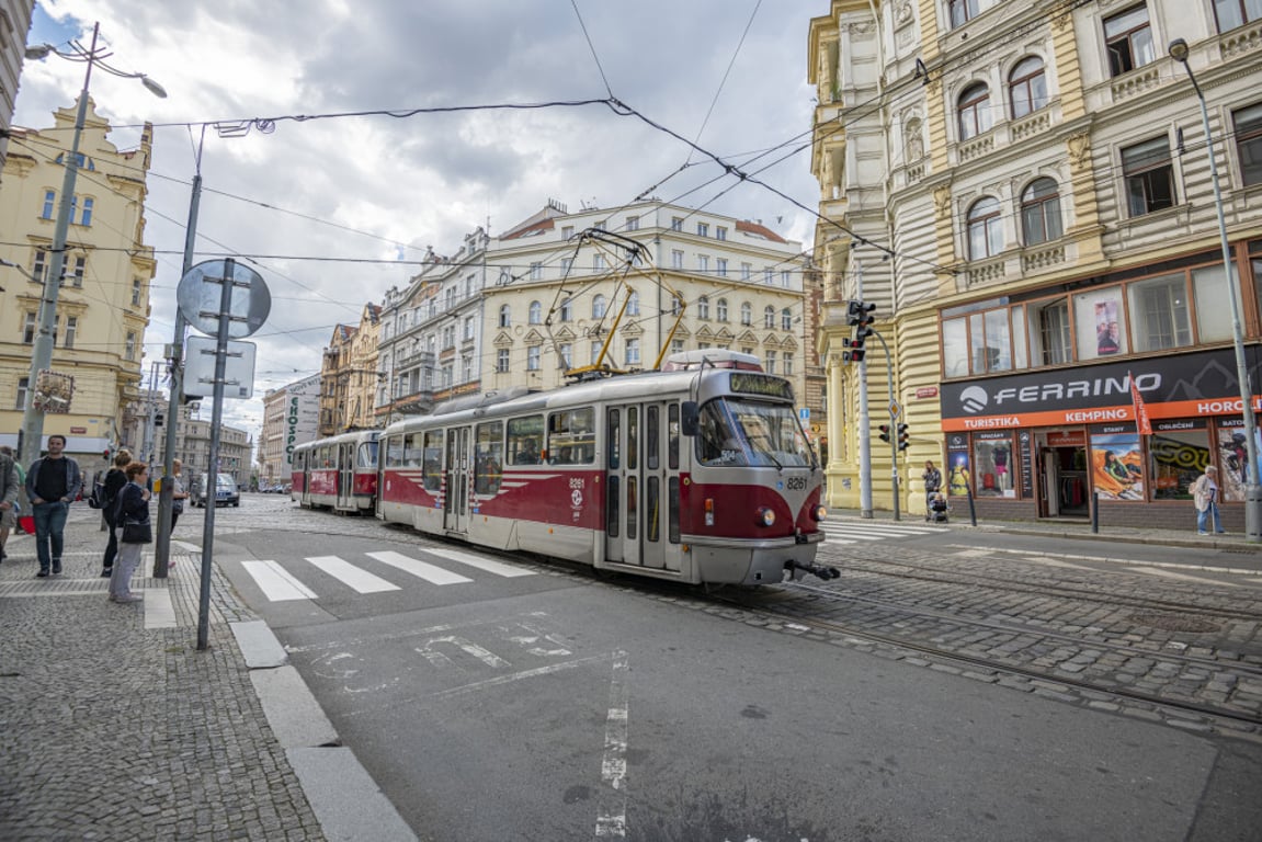 Ve Svatovítské ulici bude do konce srpna výluka. Tramvajovou dopravu nahradí autobusy