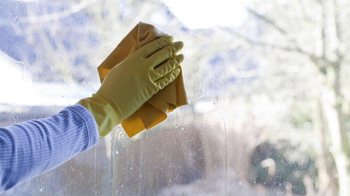 Kdo zná tenhle jednoduchý trik, má okna čistá celé týdny. Přitom jde o levnou látku, kterou seženete v každé lékárně