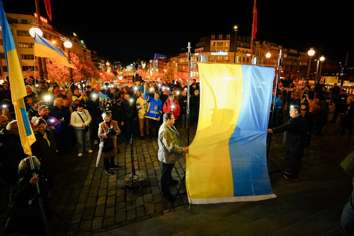 FOTO: Čeho se bojíte? Lidé vyzvali vedení Národního muzea k vrácení ukrajinské vlajky