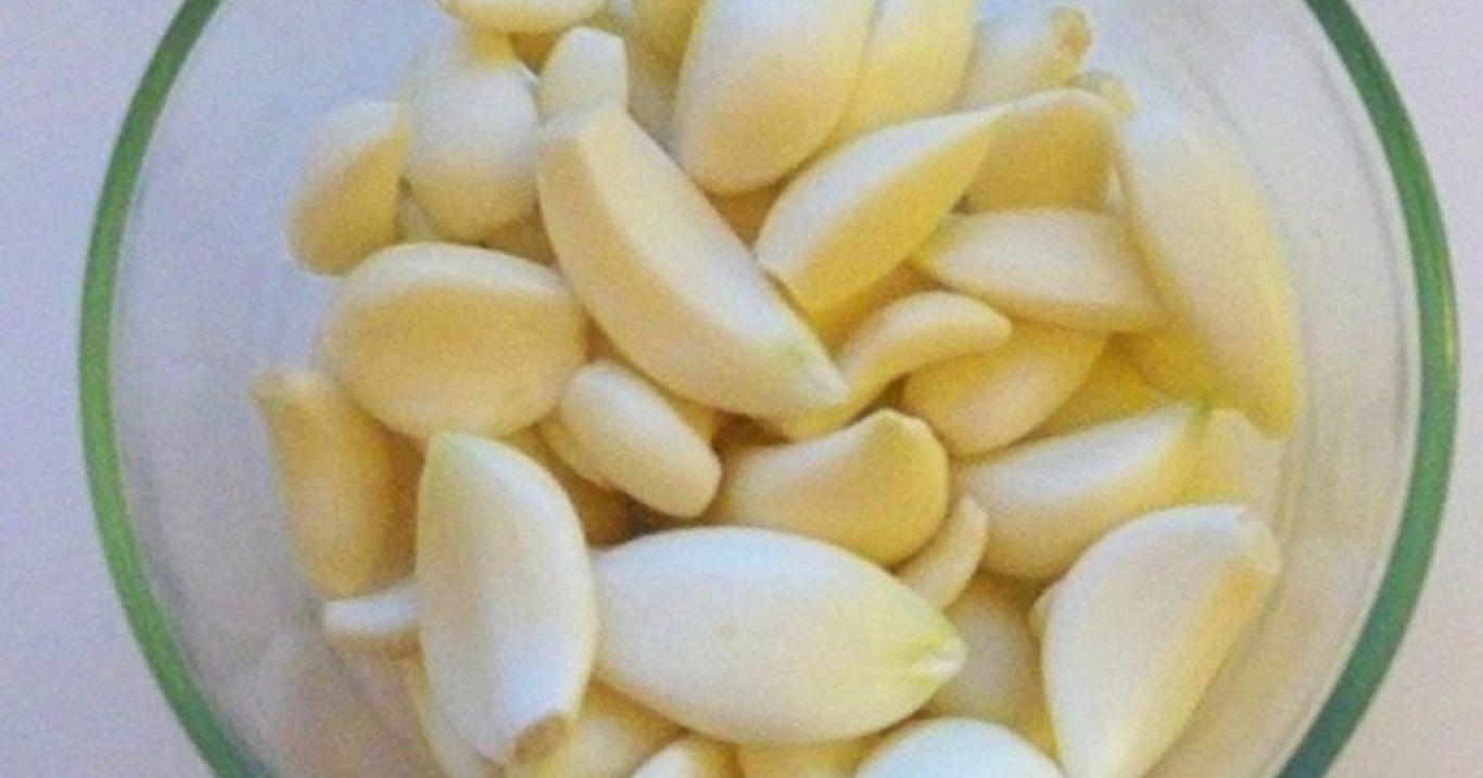 Stroužek česneku v uchu zní zvláštně, ale funguje to. Tahle metoda našich babiček přináší úlevu překvapivě rychle