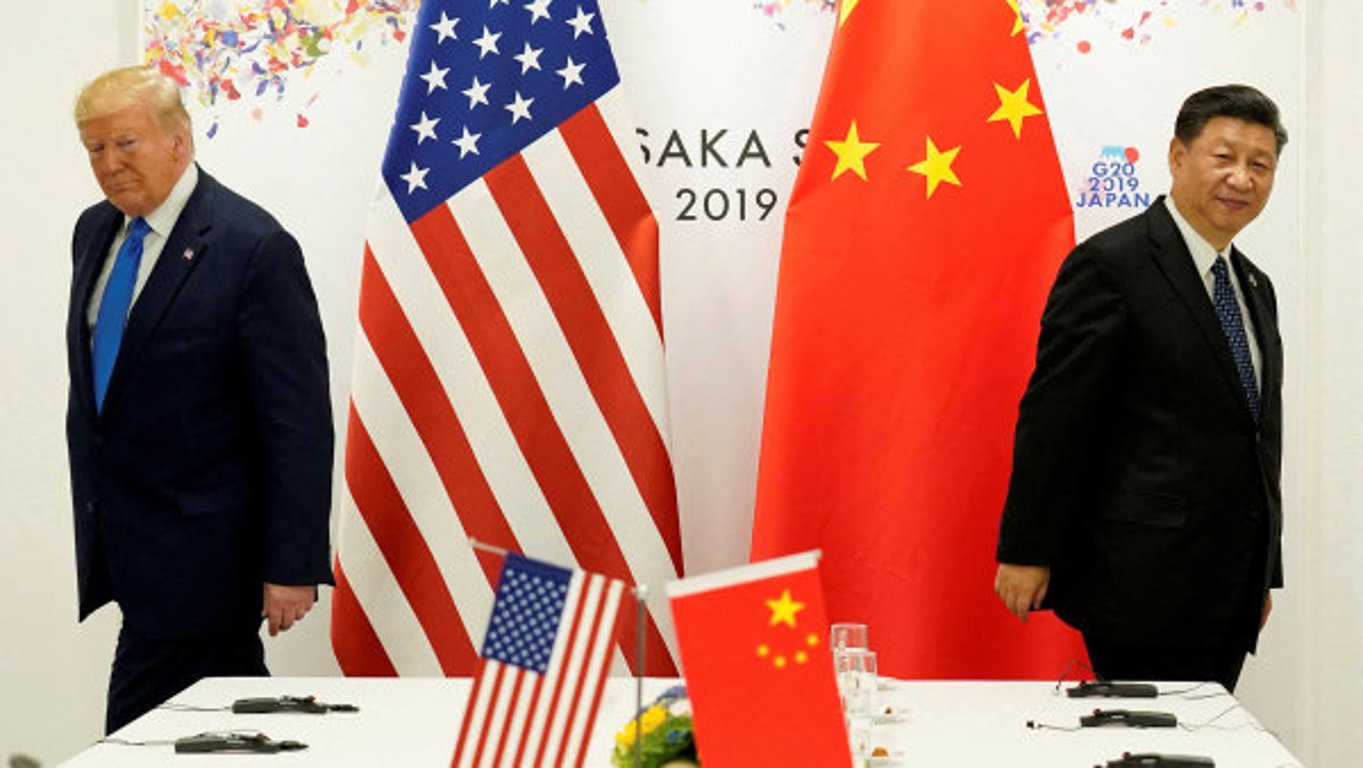 Trump zvažuje masivní cla na čínské zboží, Peking se podle něj stává nepřítelem