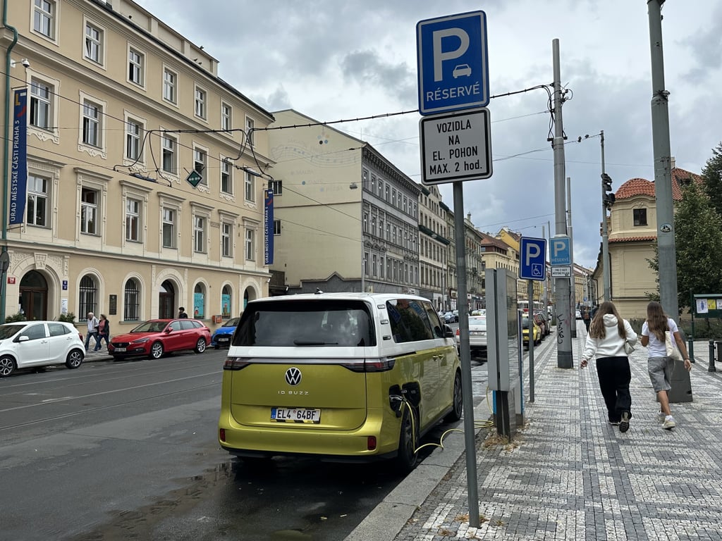 Krátký dojezd, drahá auta. Elektromobilitu stále provázejí dávno vyvrácené mýty