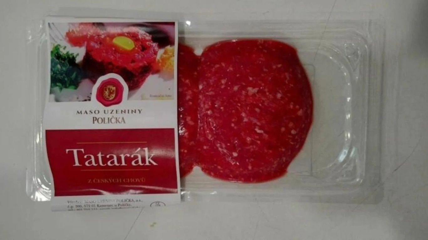 Nakoupili a málem skončili v nemocnici. V mase z obchodu našli fekální bakterie, hrozí otrava.