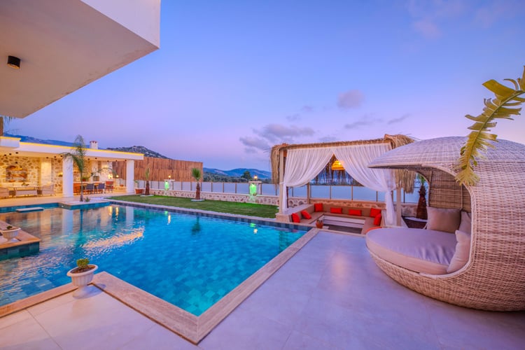 1kiralik-yazlik-jakuzili-villa-villa-elysium- (2).jpg