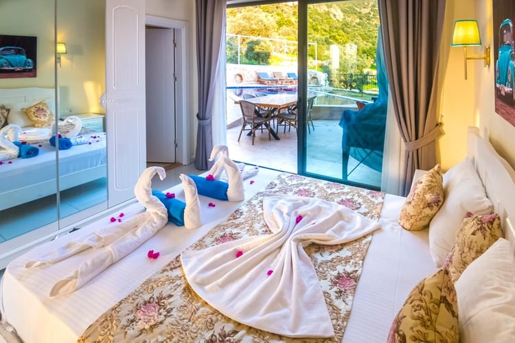 1kiralik-jakuzili-villa-deniz-manzarali-villa-villa-antik (25).jpg