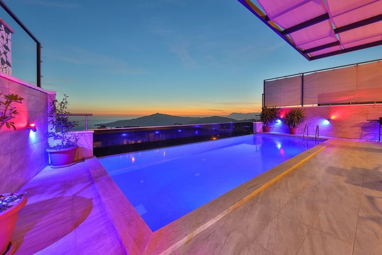 1kiralik-isitmali-havuzlu-villa-villa-kardelen- (16).jpg