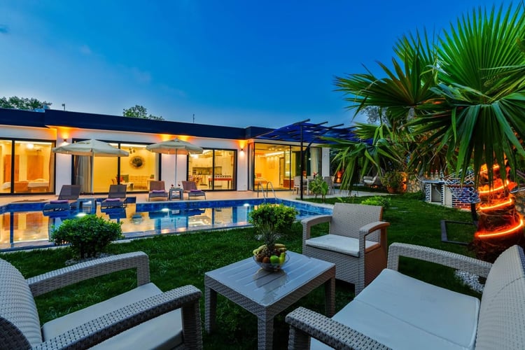 1kiralik-jakuzili-isitmali-havuzlu-villa-villa-elena- (23).jpeg