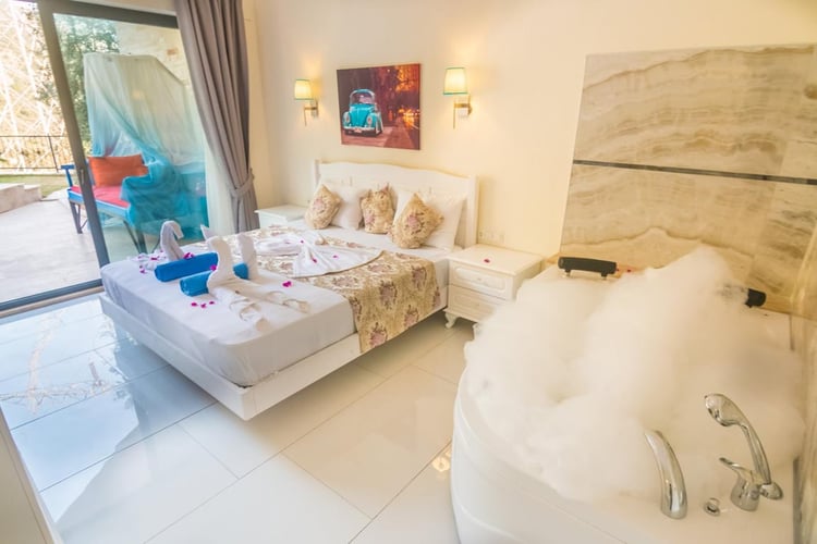 1kiralik-jakuzili-villa-deniz-manzarali-villa-villa-antik (31).jpg