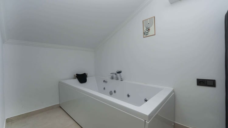 1kiralik-jakuzili-yazlik-villa-villa-pachira-2 (27).jpg