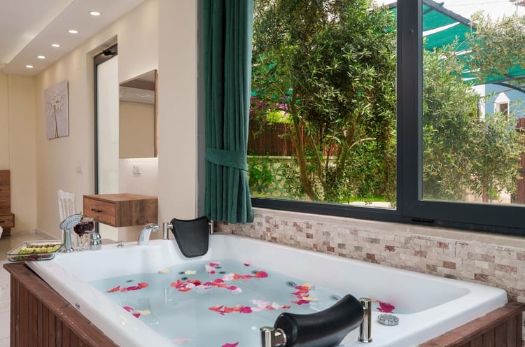 1kiralik-jakuzili-isitmali-havuzlu-villa-villa-elena- (47).jpeg