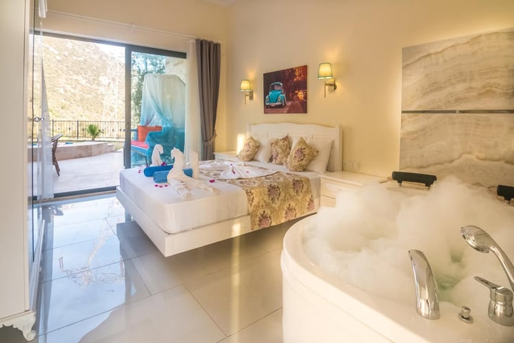 1kiralik-jakuzili-villa-deniz-manzarali-villa-villa-antik (26).jpg