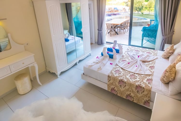 1kiralik-jakuzili-villa-deniz-manzarali-villa-villa-antik (29).jpg