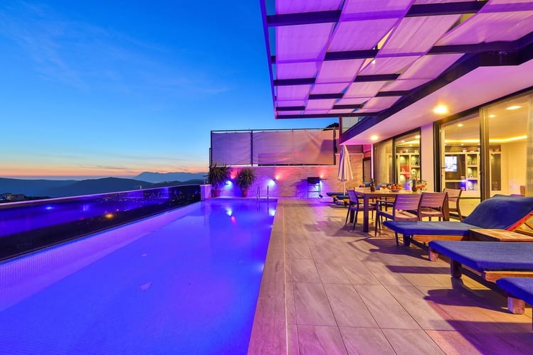 1kiralik-isitmali-havuzlu-villa-villa-kardelen- (13).jpg