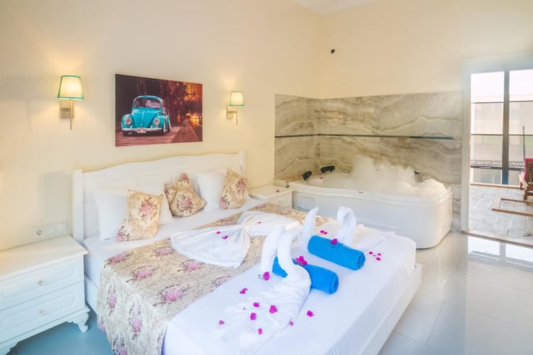 1kiralik-jakuzili-villa-deniz-manzarali-villa-villa-antik (35).jpg