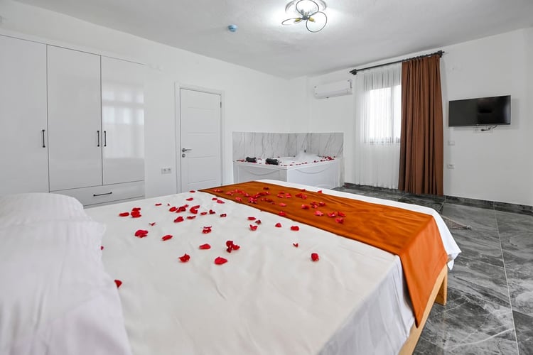 1jakuzili-kiralik-villa-villa-likya-avci (22).jpeg