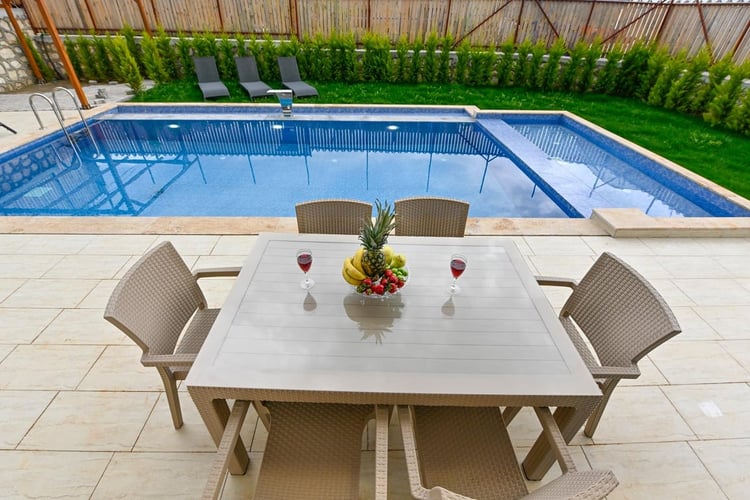 1jakuzili-kiralik-villa-villa-likya-avci (9).jpeg