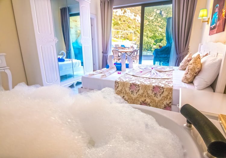 1kiralik-jakuzili-villa-deniz-manzarali-villa-villa-antik (28).jpg