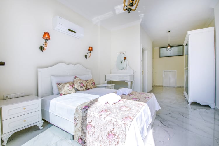 1kiralik-jakuzili-villa-deniz-manzarali-villa-villa-antik (18).jpg