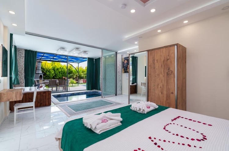 1kiralik-jakuzili-isitmali-havuzlu-villa-villa-elena- (45).jpeg