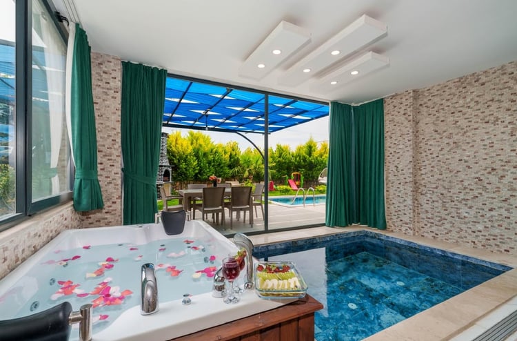 1kiralik-jakuzili-isitmali-havuzlu-villa-villa-elena- (46).jpeg