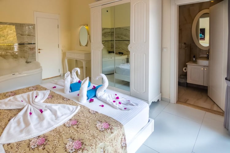 1kiralik-jakuzili-villa-deniz-manzarali-villa-villa-antik (34).jpg