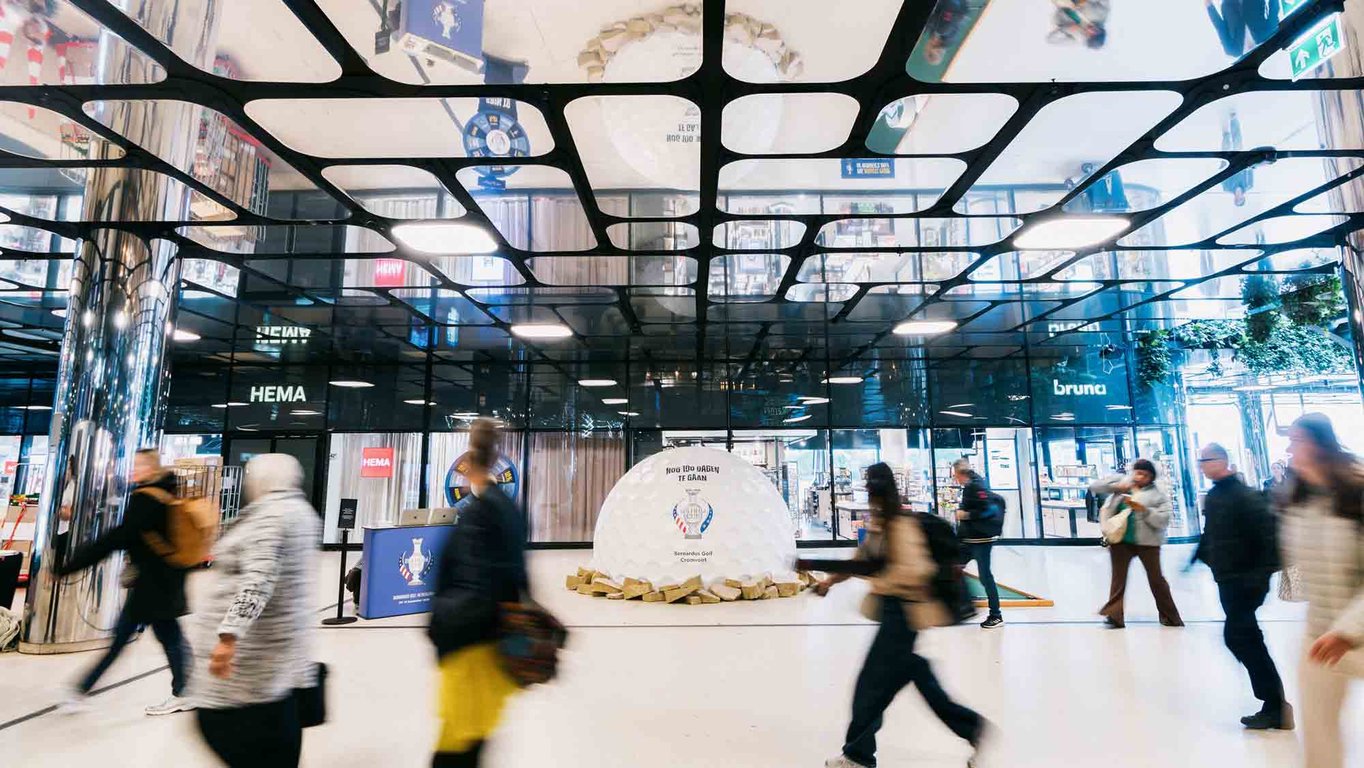 A Giant Golf Ball Just Rolled Into Amsterdam Centraal Station and We Are Here For It 🏌️‍♀️⛳
