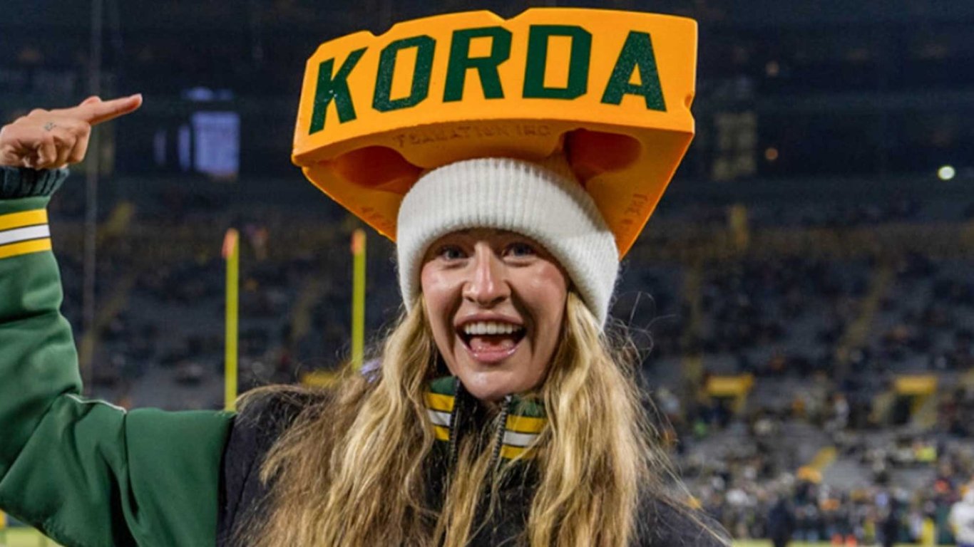 Nelly Korda Goes Full Cheesehead at Lambeau Field 🧀🏈