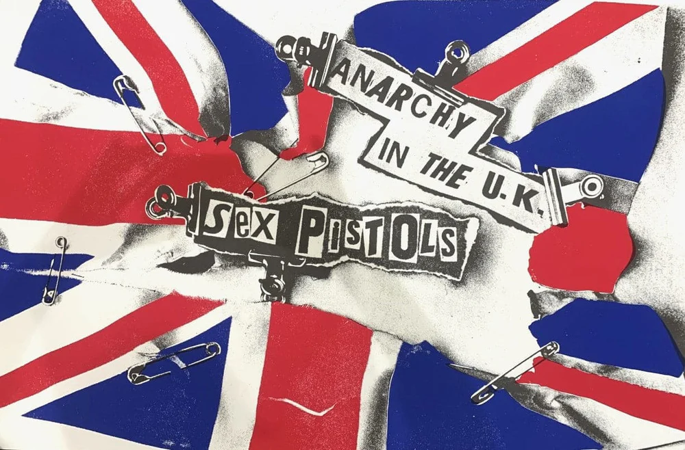 Jamie Reid 为 Sex Pistols 乐队 Anarchy in the UK 单曲设计的海报