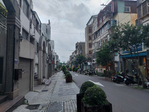 藝術街的單行車道與人行石磚道