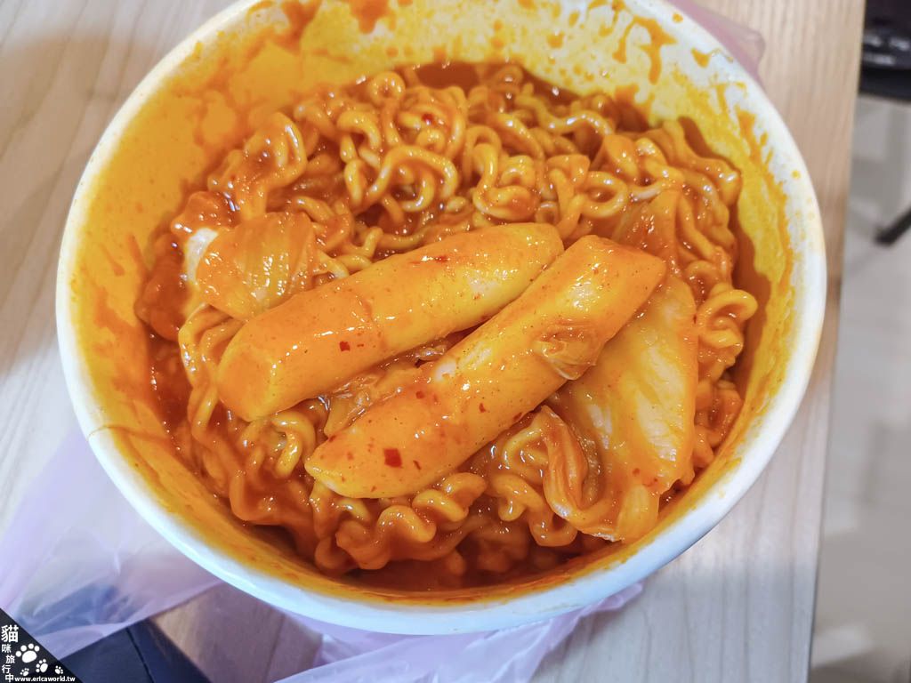 臨江街夜市 瘋辣炒年糕 泡菜辣炒年糕+韓國Q拉麵+起司