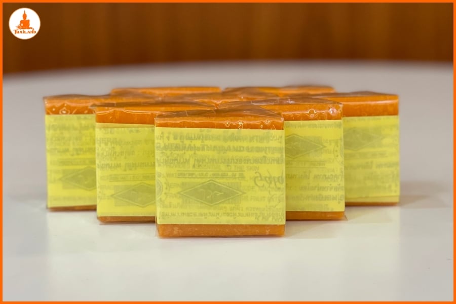 Nhờ thành phần curcumin trong nghệ, xà phòng có tác dụng kháng khuẩn, kháng viêm, giúp làm dịu các vùng da bị mụn