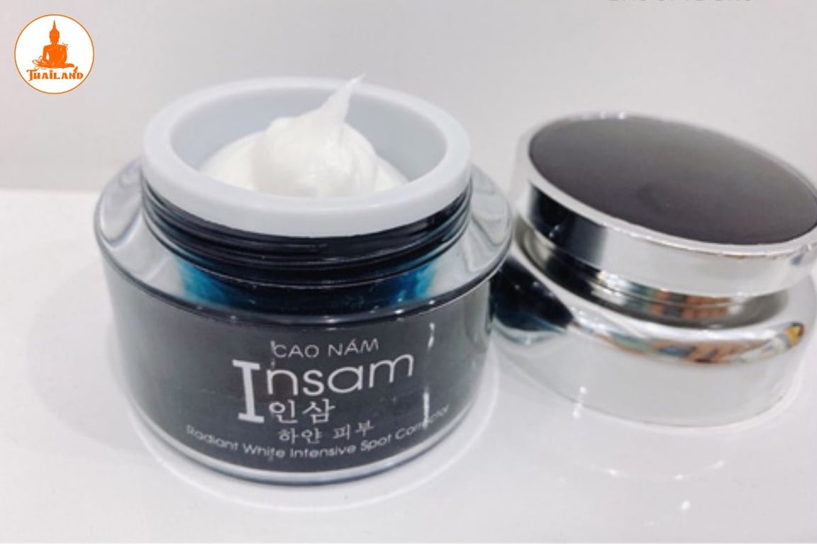 Cao nám Insam có kết cấu dạng kem mịn, chất kem màu trắng ngà