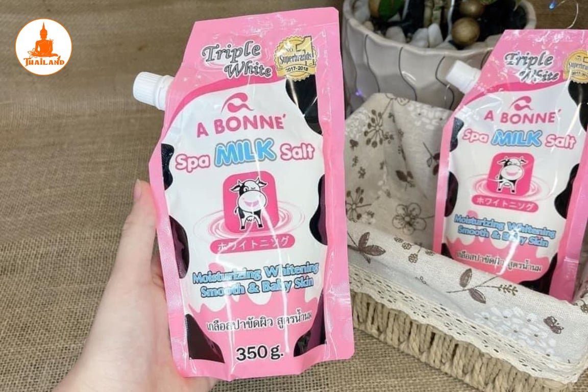 Các hạt muối siêu mịn kết hợp với tinh dầu thiên nhiên giúp loại bỏ tế bào chết và bụi bẩn