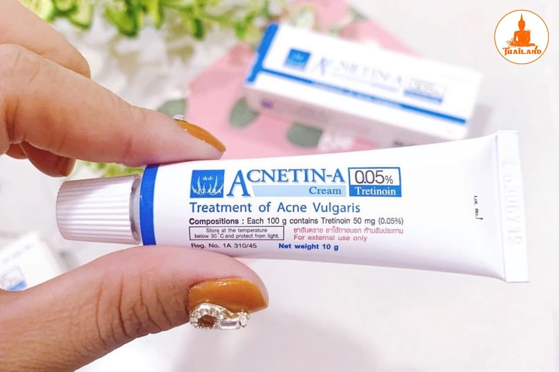Sử dụng kem bôi mụn 1 lần/ngày vào buổi tối, tốt nhất là trước khi đi ngủ
