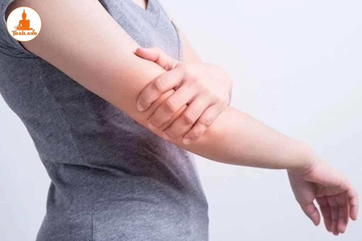 Các khớp bị cứng, khó khăn trong việc co duỗi khi nhiễm phong hàn