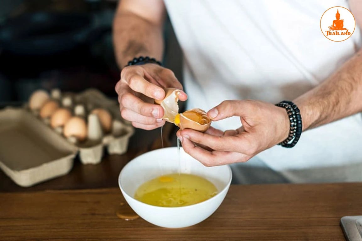 Việc sử dụng trứng gà tươi kết hợp với mật ong nguyên chất giúp giữ lại tối đa các dưỡng chất