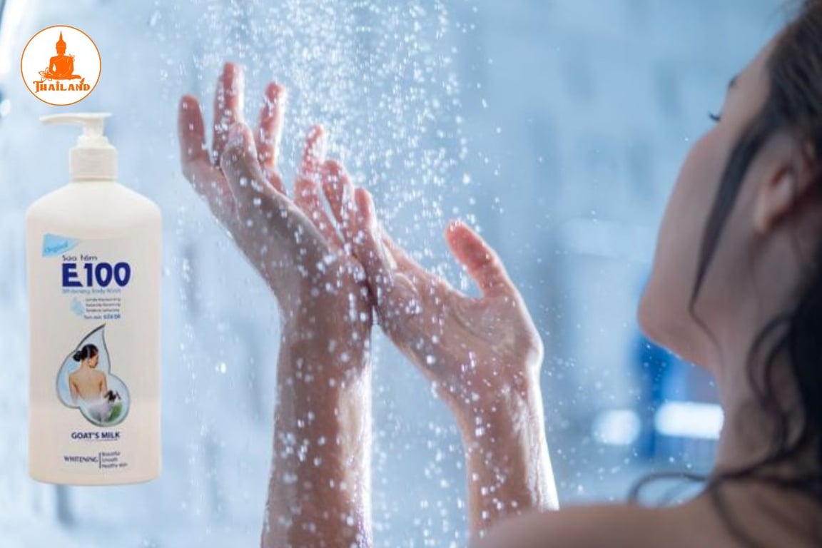 Sữa tắm E100 có kết cấu dạng lỏng nhẹ, dễ xoa đều trên da và tạo bọt khá tốt