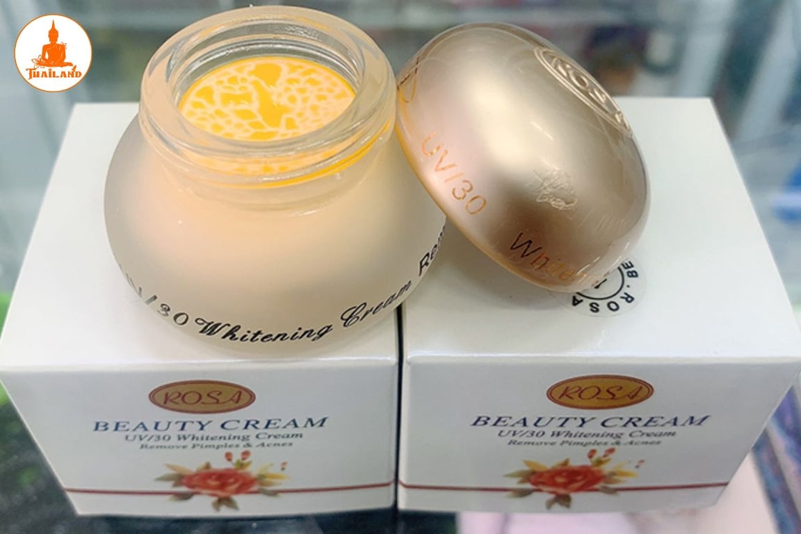 Bề mặt kem thường không đồng nhất, có thể xuất hiện hiện tượng tách dầu hoặc loang lổ