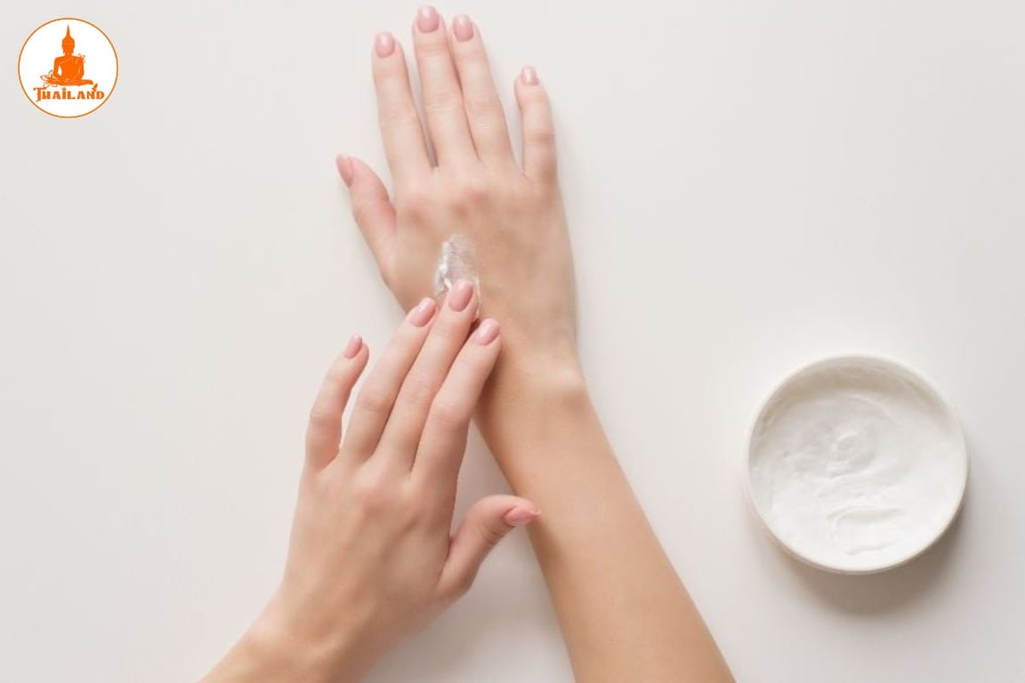 Chỉ cần lấy một lượng kem vừa phải, thoa mỏng đều lên da